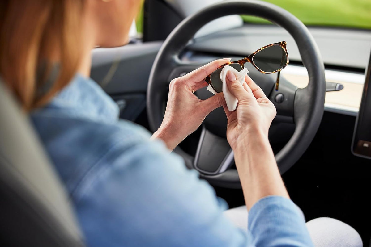 ZEISS Sunglasses Wipes, Removes Fingerprints, Suncream, Dirt, Dust & Oil. Individually Packed Pre-Moistened Wipes Perfect to use at Home or On-The-Go. Fast-Drying and Portable. 8 Packs x 10 Wipes