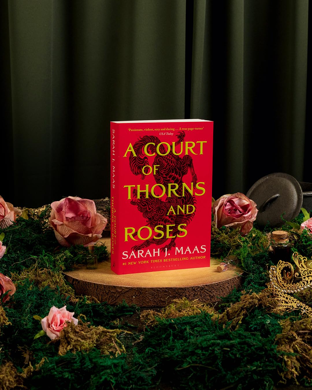 A Court of Thorns and Roses: Enter the EPIC fantasy worlds of Sarah J. Maas with the breath-taking first book in the GLOBALLY BESTSELLING ACOTAR series