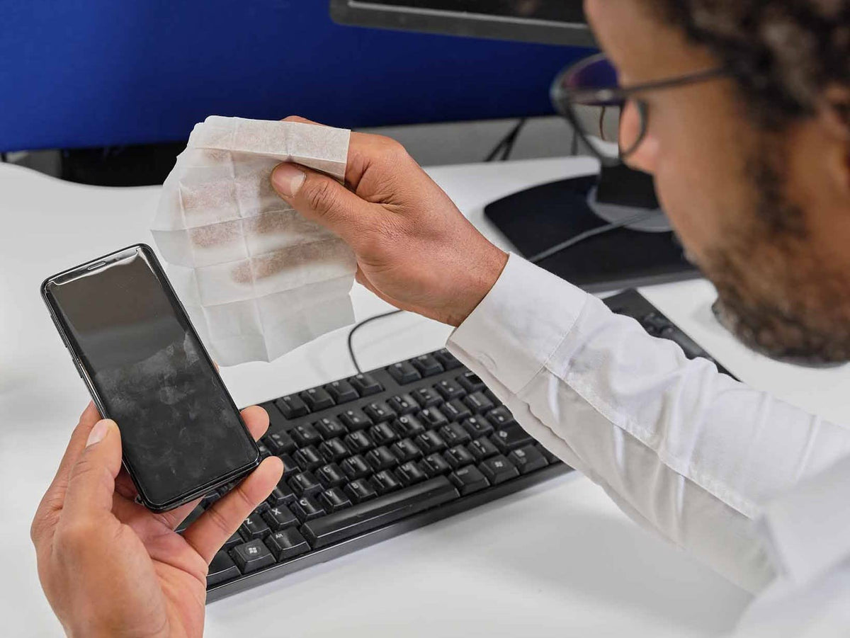ZEISS Sunglasses Wipes, Removes Fingerprints, Suncream, Dirt, Dust & Oil. Individually Packed Pre-Moistened Wipes Perfect to use at Home or On-The-Go. Fast-Drying and Portable. 8 Packs x 10 Wipes