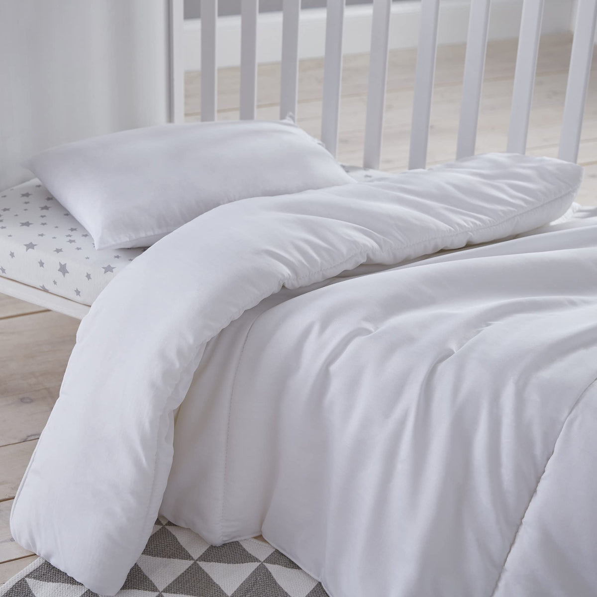 Silentnight Safe Nights Cot Bed Duvet 4 Tog – Anti Allergy Lightweight Soft Snug Nursery Quilt for Children, Kids, Toddlers – Hypoallergenic and Machine Washable – 150x120cm