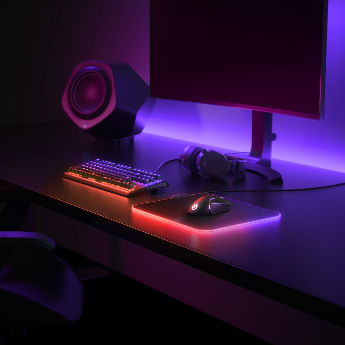 SteelSeries QcK Edge Cloth Gaming Mouse Pad - Never-fray Stitched Edges - Optimized For Gaming Sensors - Size L (450 x 400 x 2mm) - Black