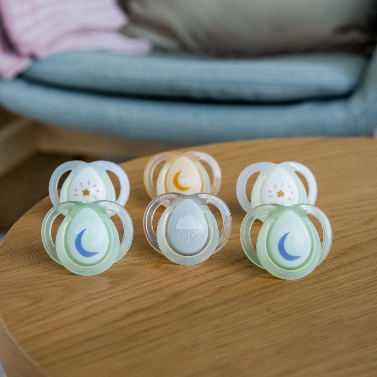 Tommee Tippee Ultra-Light StayPut Night Glow Soother 0-6m Pack of 2