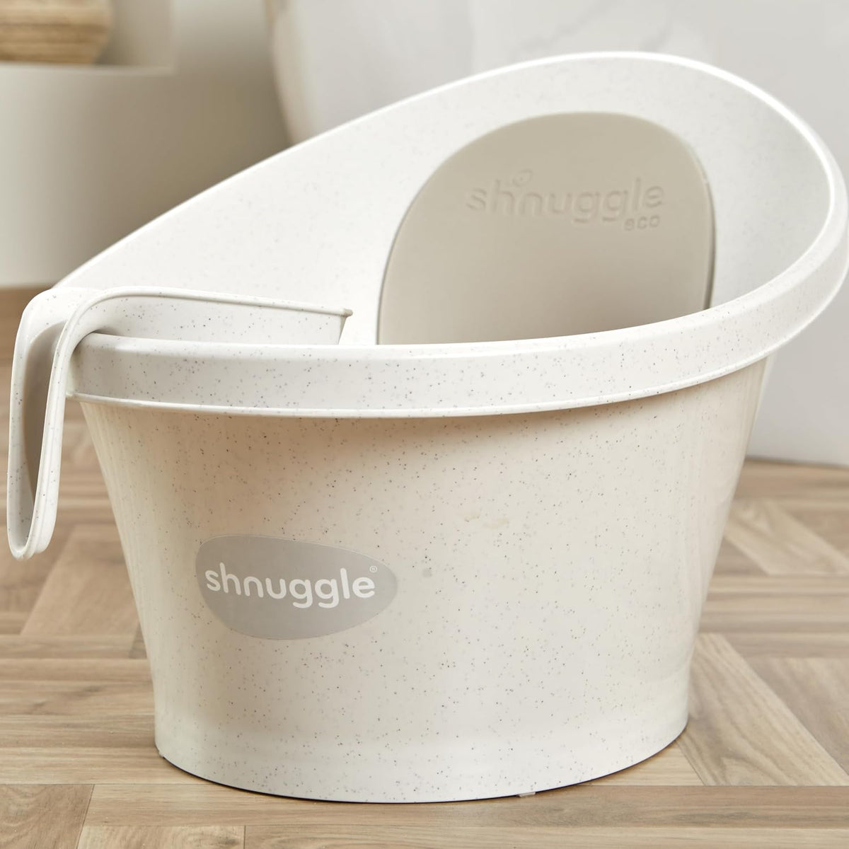 Shnuggle Baby Bath Rinse Cup, Soft Rim Shampoo Rinser and Hair Wash Jug, No Tears Design for Newborn and Toddler Bath Time, Easy Grip Handle, Gentle Washing Accessory, Suitable from Birth. Taupe.