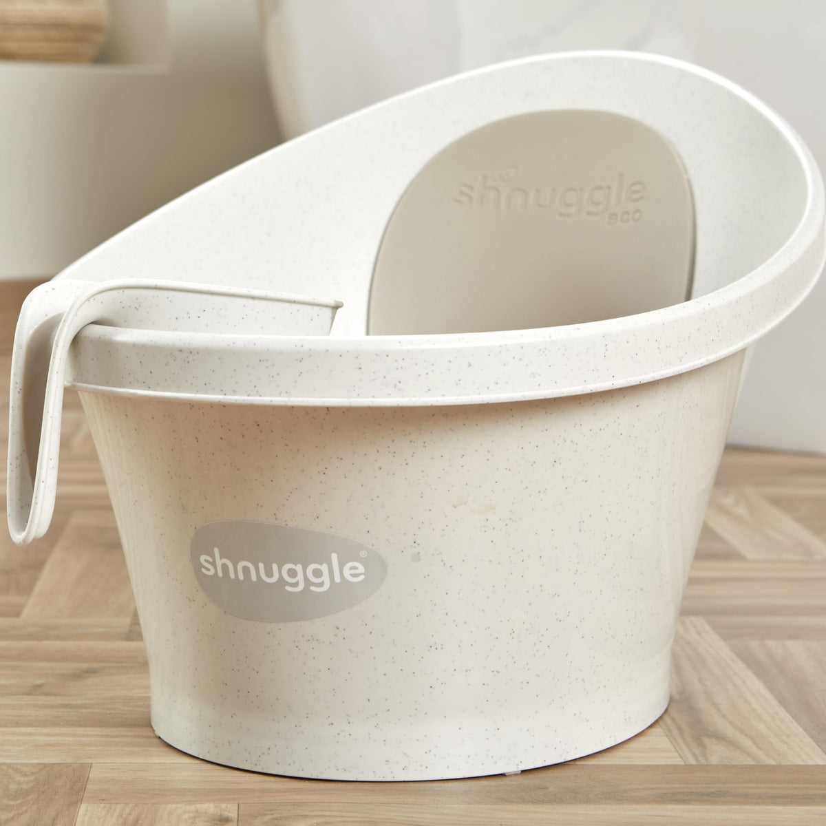 Shnuggle Baby Bath Rinse Cup, Soft Rim Shampoo Rinser and Hair Wash Jug, No Tears Design for Newborn and Toddler Bath Time, Easy Grip Handle, Gentle Washing Accessory, Suitable from Birth. Taupe.