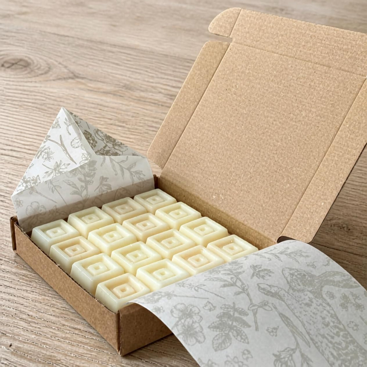 Turkish Rose and Oud Scented Wax Melts | 16 Pack | Soy Wax | Hand Poured | Vegan Friendly | Gift Box