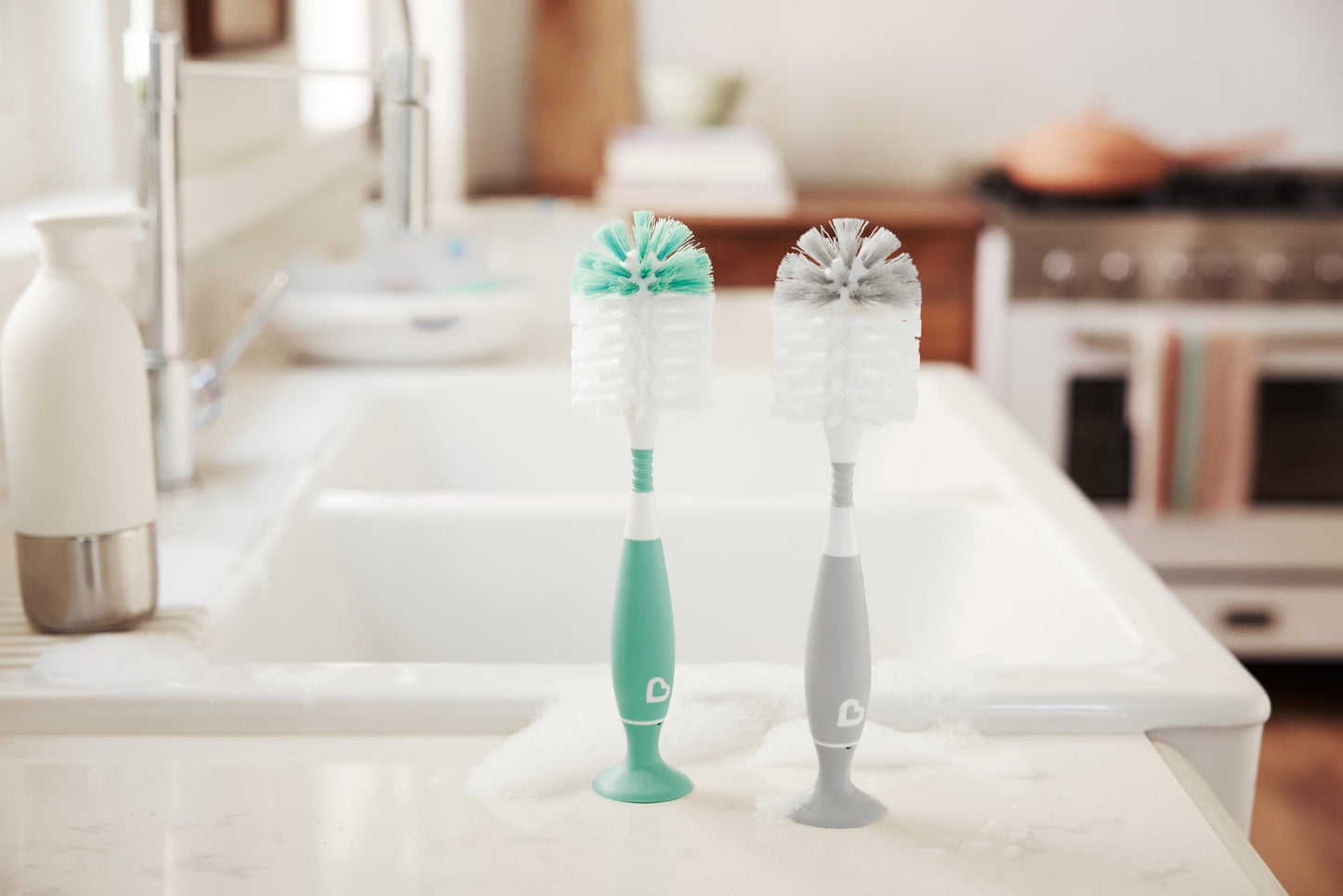Munchkin Bottle Brush | For Cleaning Baby & Water Bottles with Built In Teat Brush | Freestanding | Dishwasher Safe | Bristle Brush | 1 Pack | Grey