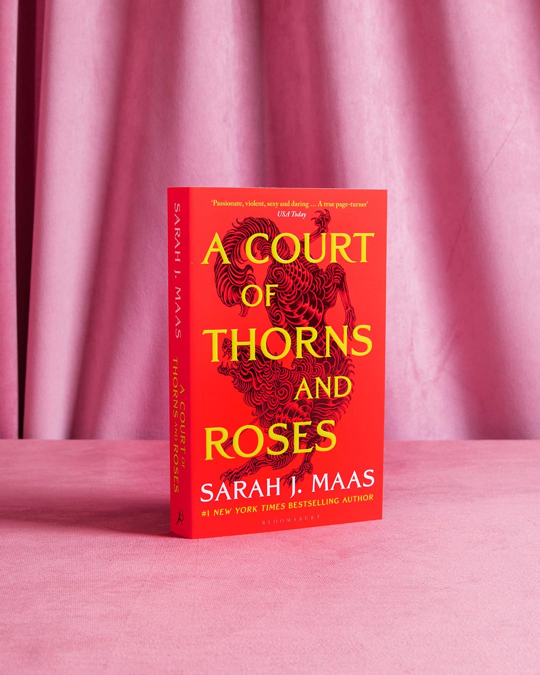 A Court of Thorns and Roses: Enter the EPIC fantasy worlds of Sarah J. Maas with the breath-taking first book in the GLOBALLY BESTSELLING ACOTAR series