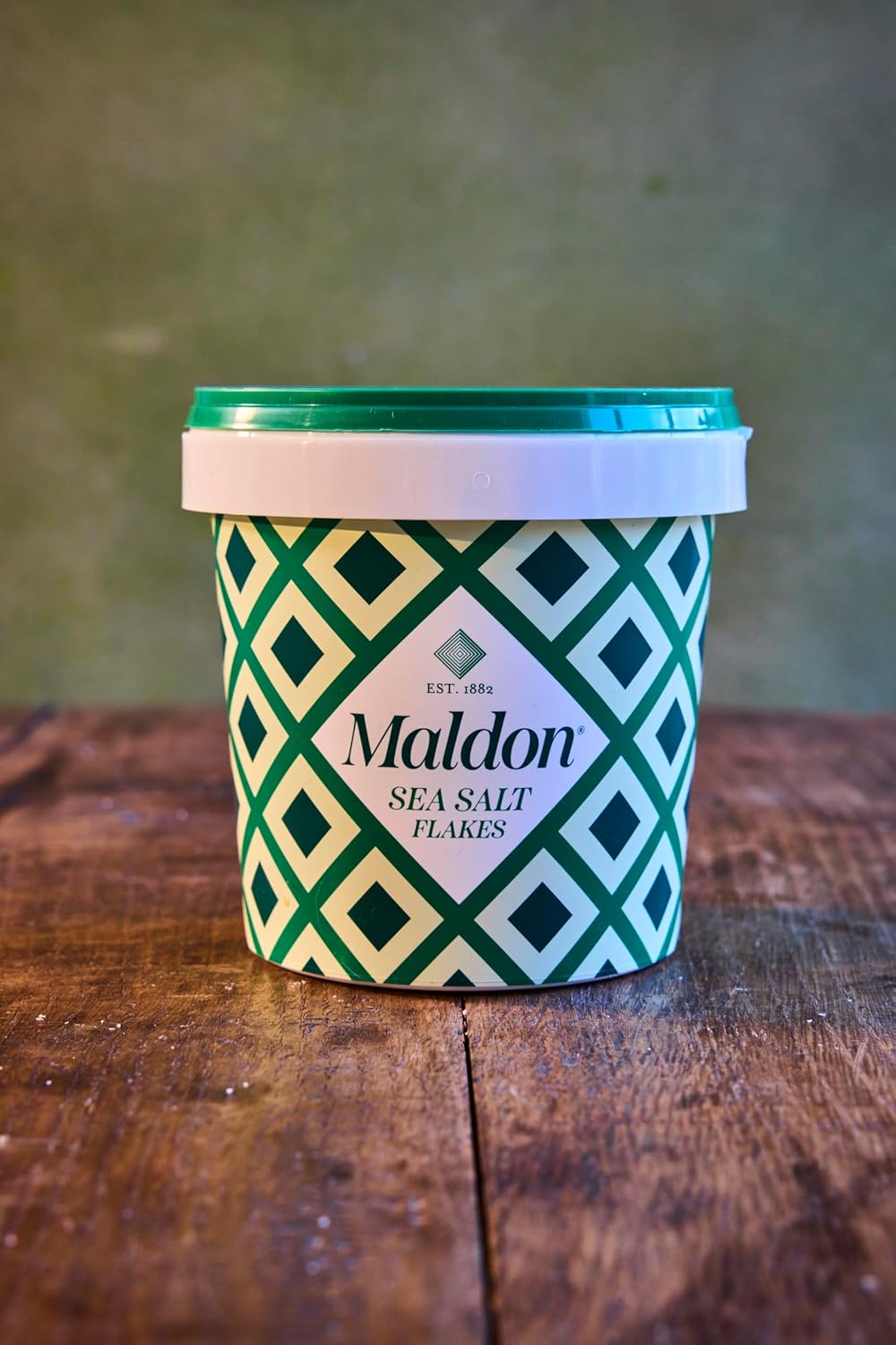 Maldon - Sea Salt Flakes, Unique Pyramid Shaped Salt Flakes, Perfect for a Wide Range of Dishes, Hand-Harvested for Four Generations, 570g Tub