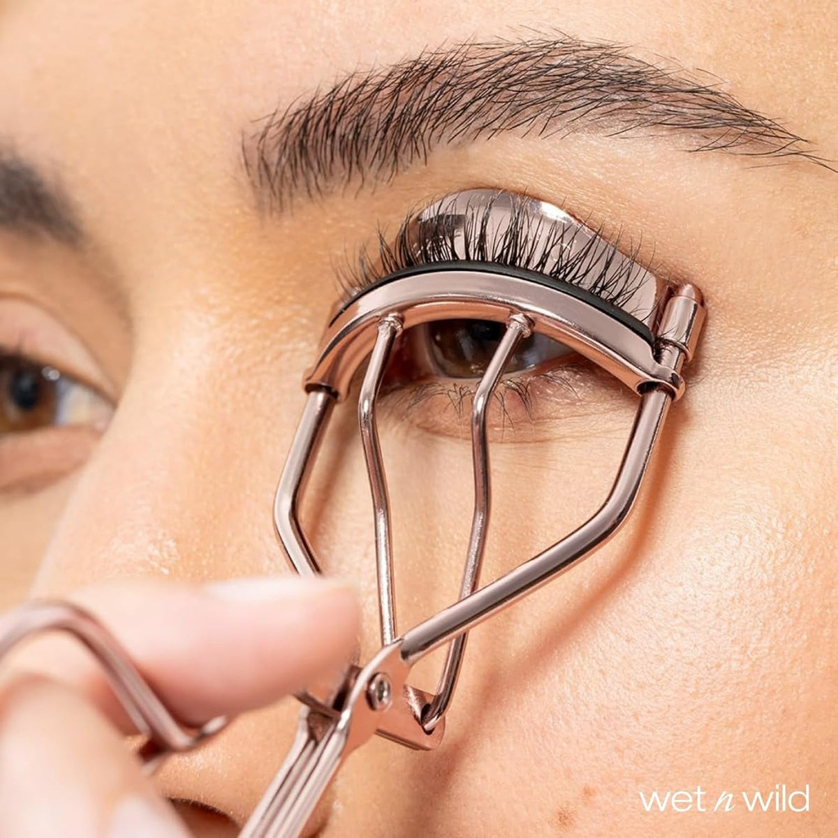 Wet n Wild High On Lash, Eyelash Curler for Long Lasting Lifted Lashes, Bouncy and Soft Silicone Pad for a Safe No-Pinching, No-Pulling Experience, Travel-friendly