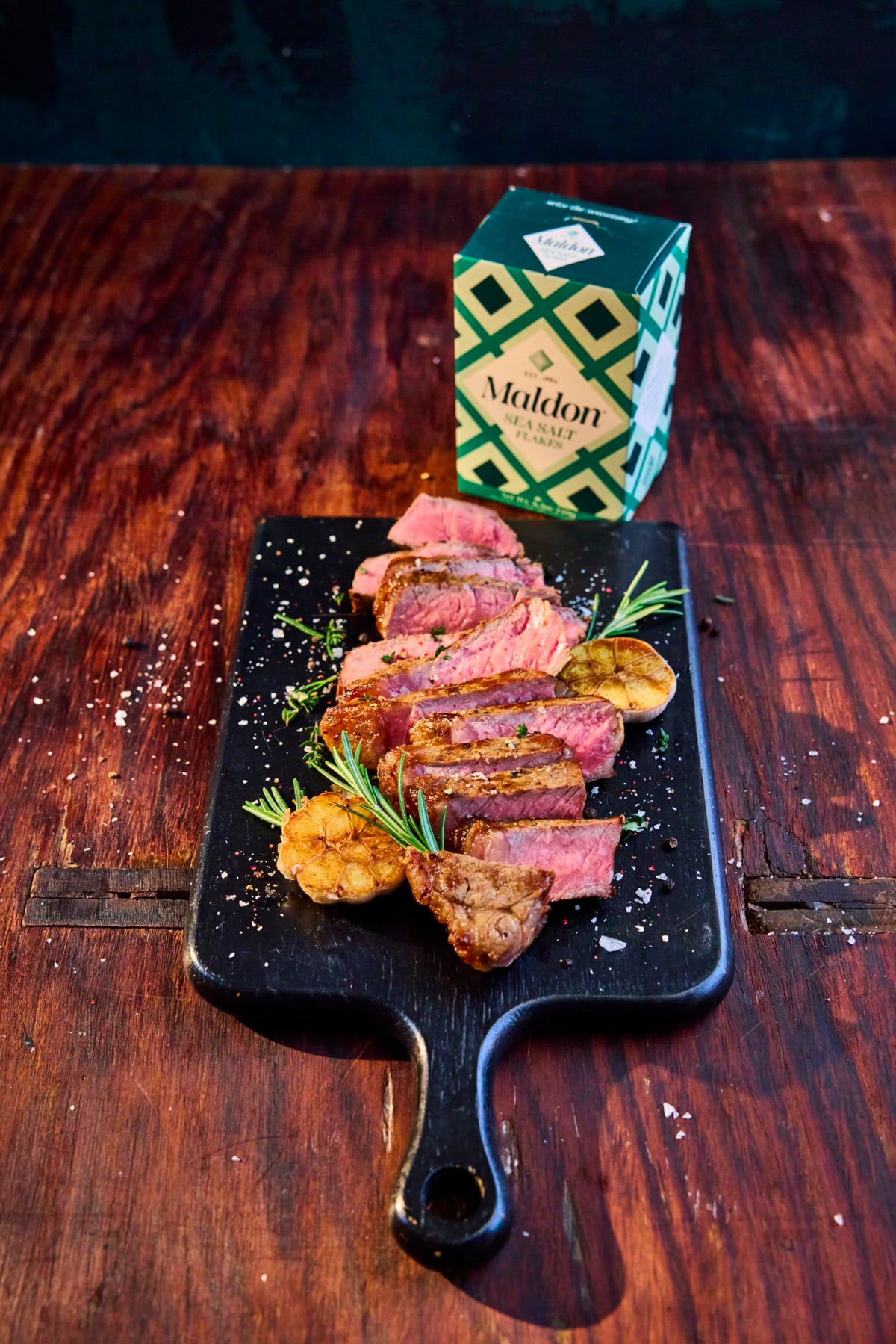 Maldon - Sea Salt Flakes, Unique Pyramid Shaped Salt Flakes, Perfect for a Wide Range of Dishes, Hand-Harvested for Four Generations, 570g Tub