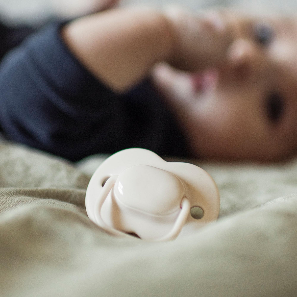 Tommee Tippee Cherry Latex Dummies, 18-36 Months, Pack of 2 Dummiess with 100% Natural Latex baglet