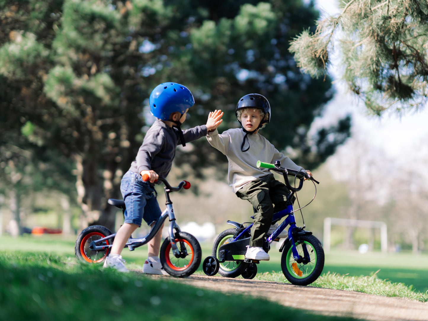 Huffy Pro Thunder Kids Bike 16" with Stabilisers, Bell & Handlebar Pad — Green