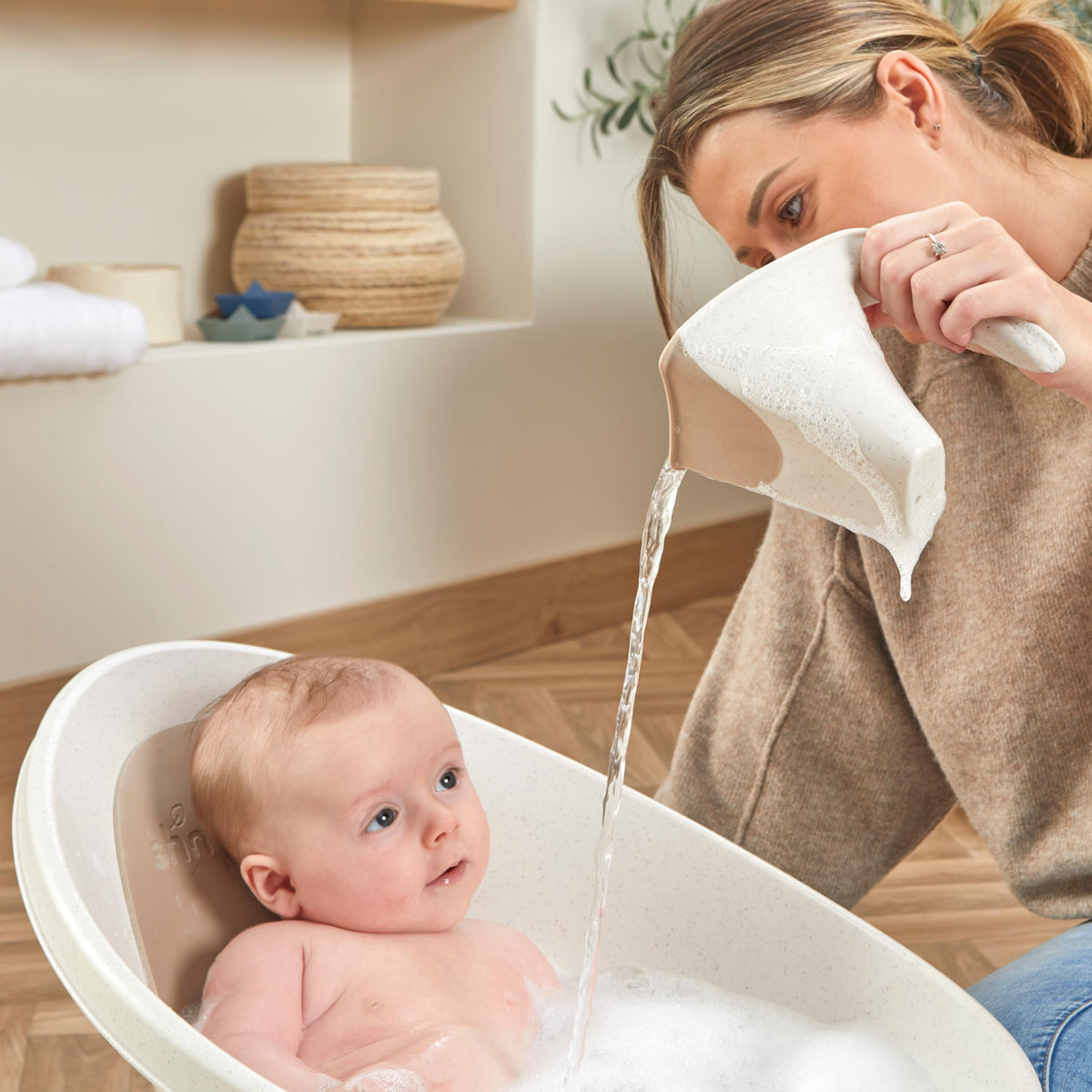 Shnuggle Baby Bath Rinse Cup, Soft Rim Shampoo Rinser and Hair Wash Jug, No Tears Design for Newborn and Toddler Bath Time, Easy Grip Handle, Gentle Washing Accessory, Suitable from Birth. Taupe.