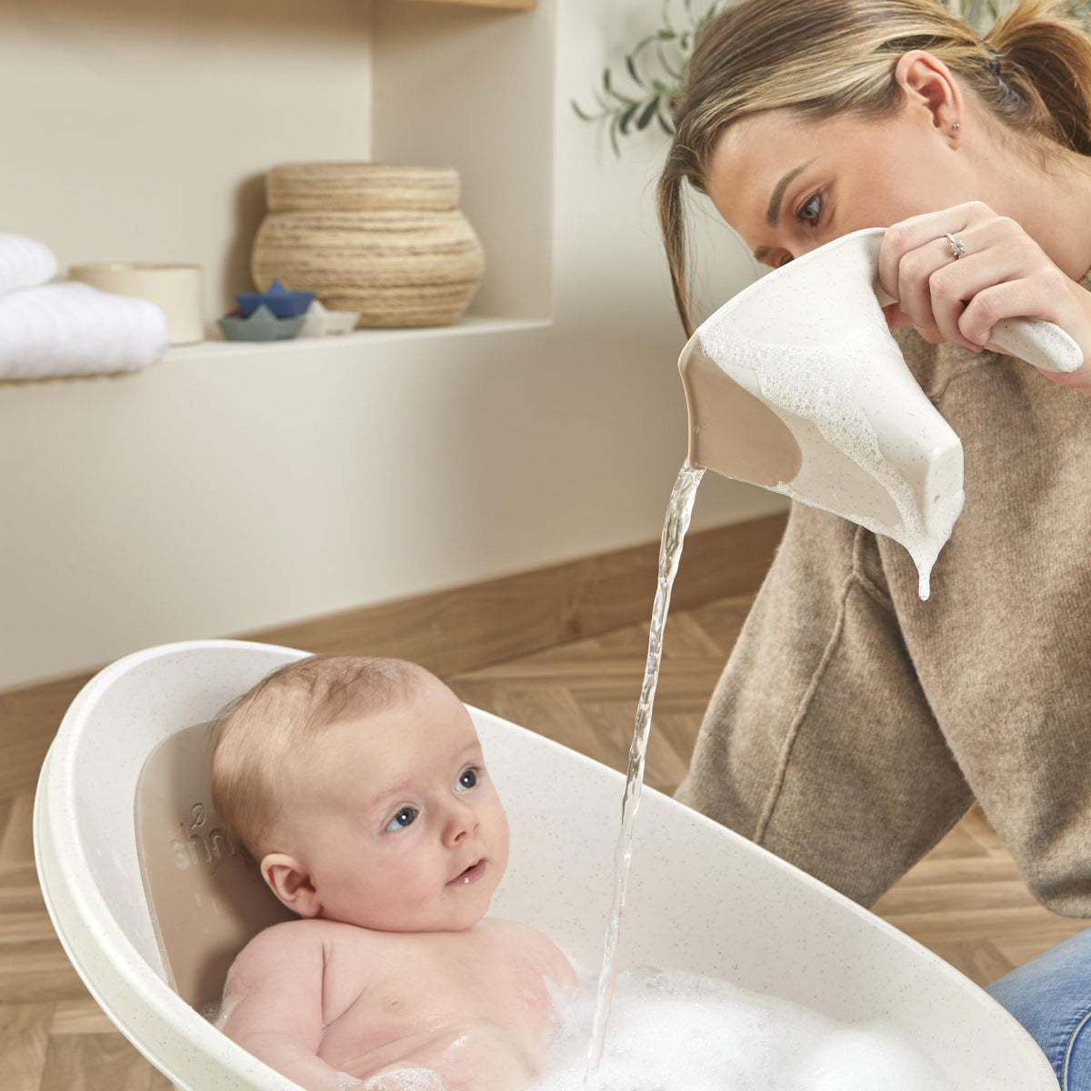 Shnuggle Baby Bath Rinse Cup, Soft Rim Shampoo Rinser and Hair Wash Jug, No Tears Design for Newborn and Toddler Bath Time, Easy Grip Handle, Gentle Washing Accessory, Suitable from Birth. Taupe.