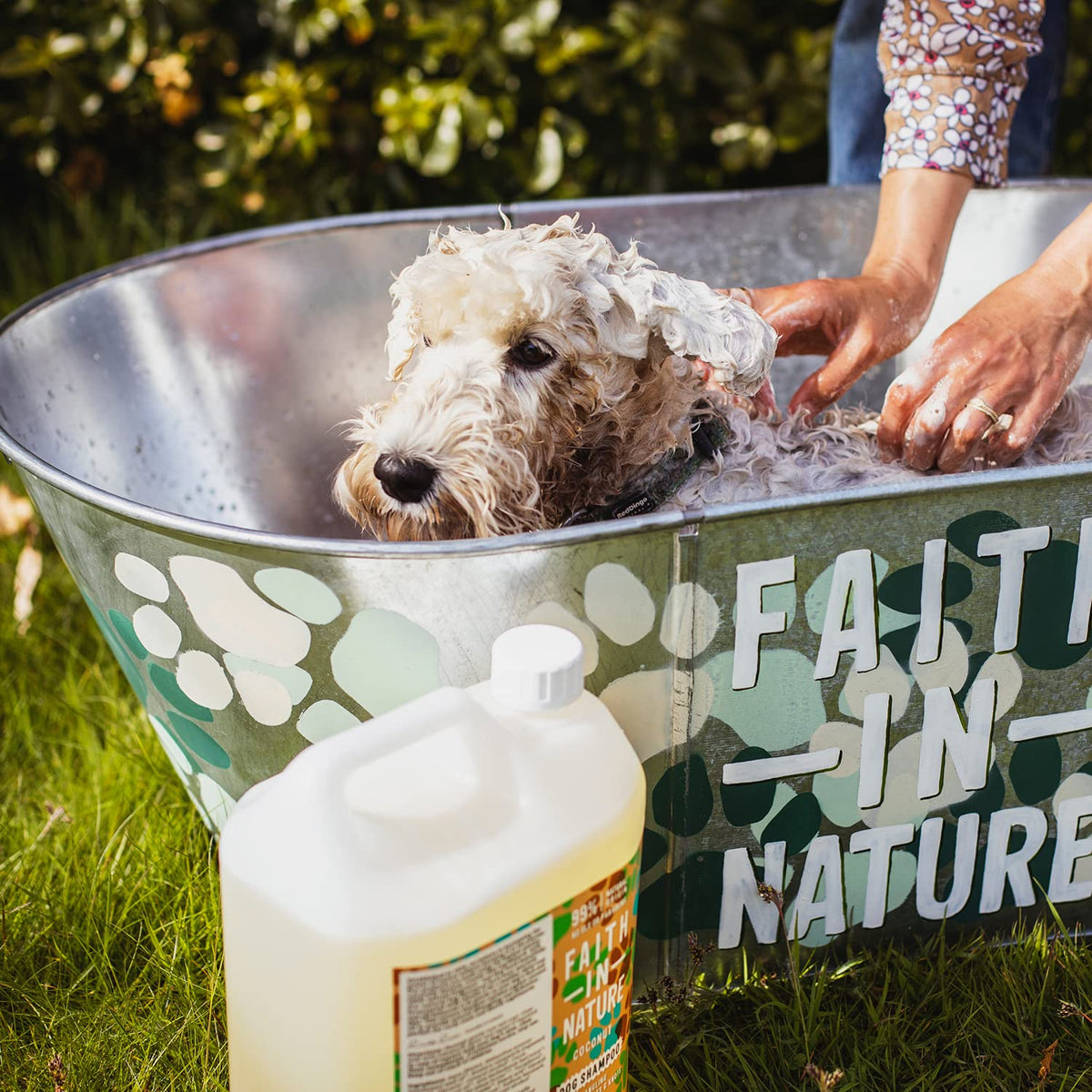 Faith In Nature Natural Chamomile Dog Shampoo, Vegan & Cruelty Free, No SLS,Silicones or Parabens, Gentle, For Sensitive Dogs and Puppies, 400ml
