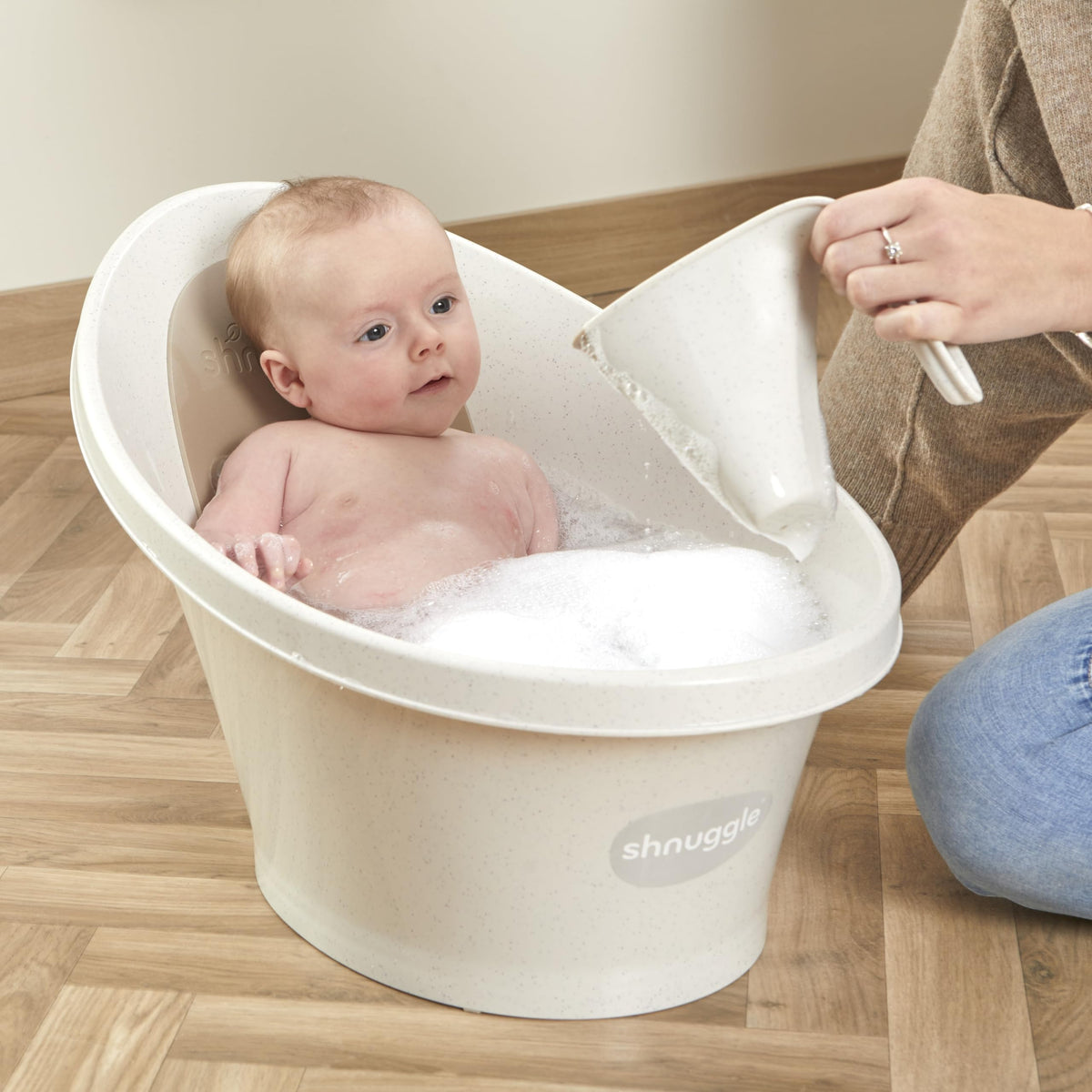 Shnuggle Baby Bath Rinse Cup, Soft Rim Shampoo Rinser and Hair Wash Jug, No Tears Design for Newborn and Toddler Bath Time, Easy Grip Handle, Gentle Washing Accessory, Suitable from Birth. Taupe.