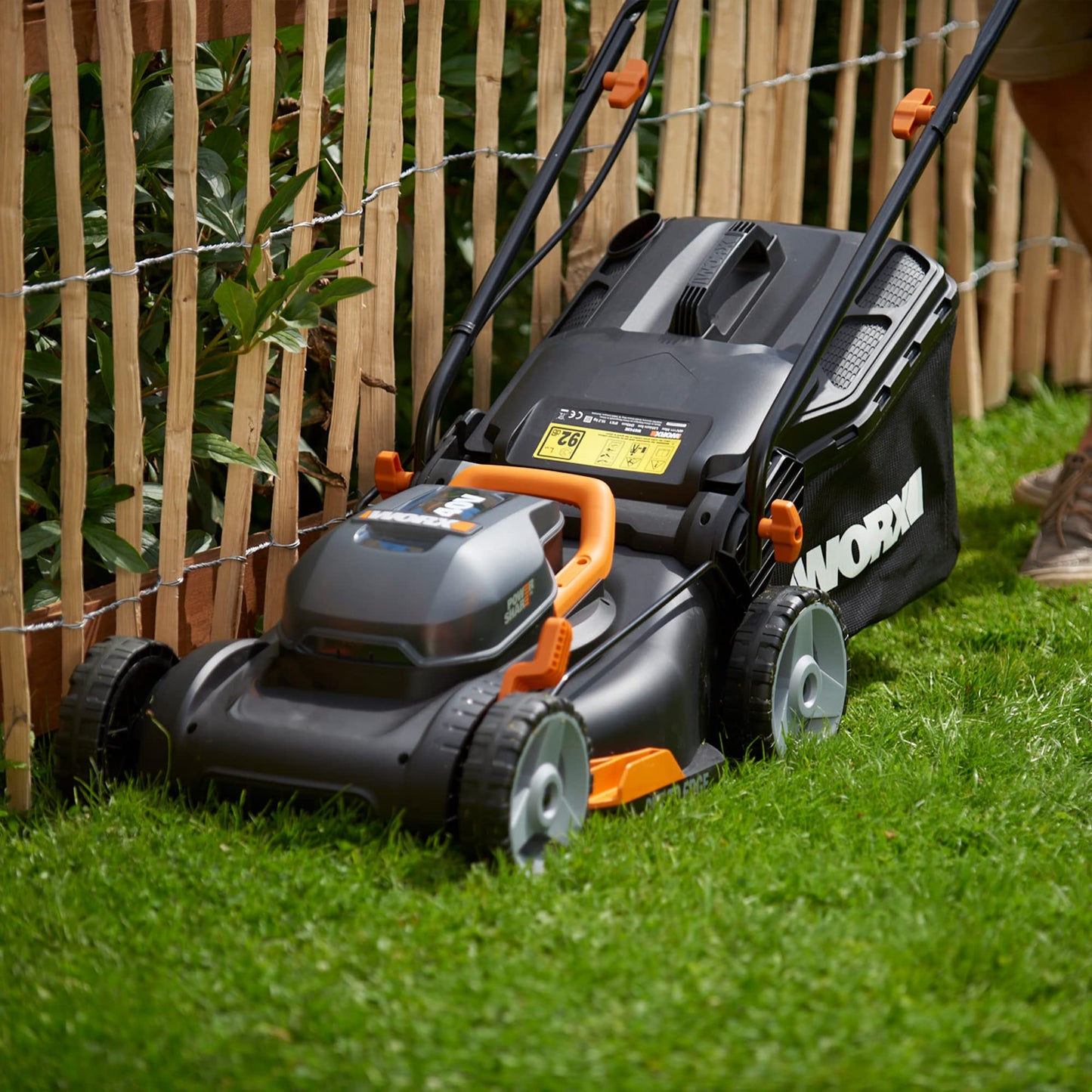 Worx WG779E.2 40V 34cm Cordless Lawnmower, ideal for Gardens up to 230㎡, Cut-to-Edge, striped Lawn Roller, foldable Handle, PowerShare, includes 2x 2.0Ah Batteries, Charger & 30L Grass collection bag