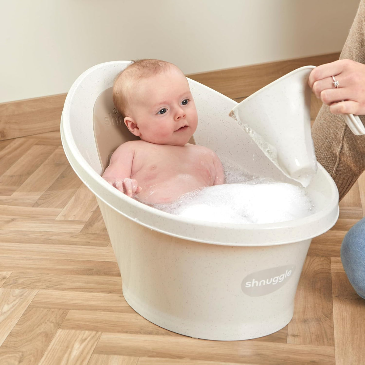 Shnuggle ECO Newborn Baby Bath Seat, Baby Bath Tub Made with 98% Recycled Material & Bum Bump Support, Compact Infant Bath, Sustainable Newborn Essentials & Baby Shower Gift