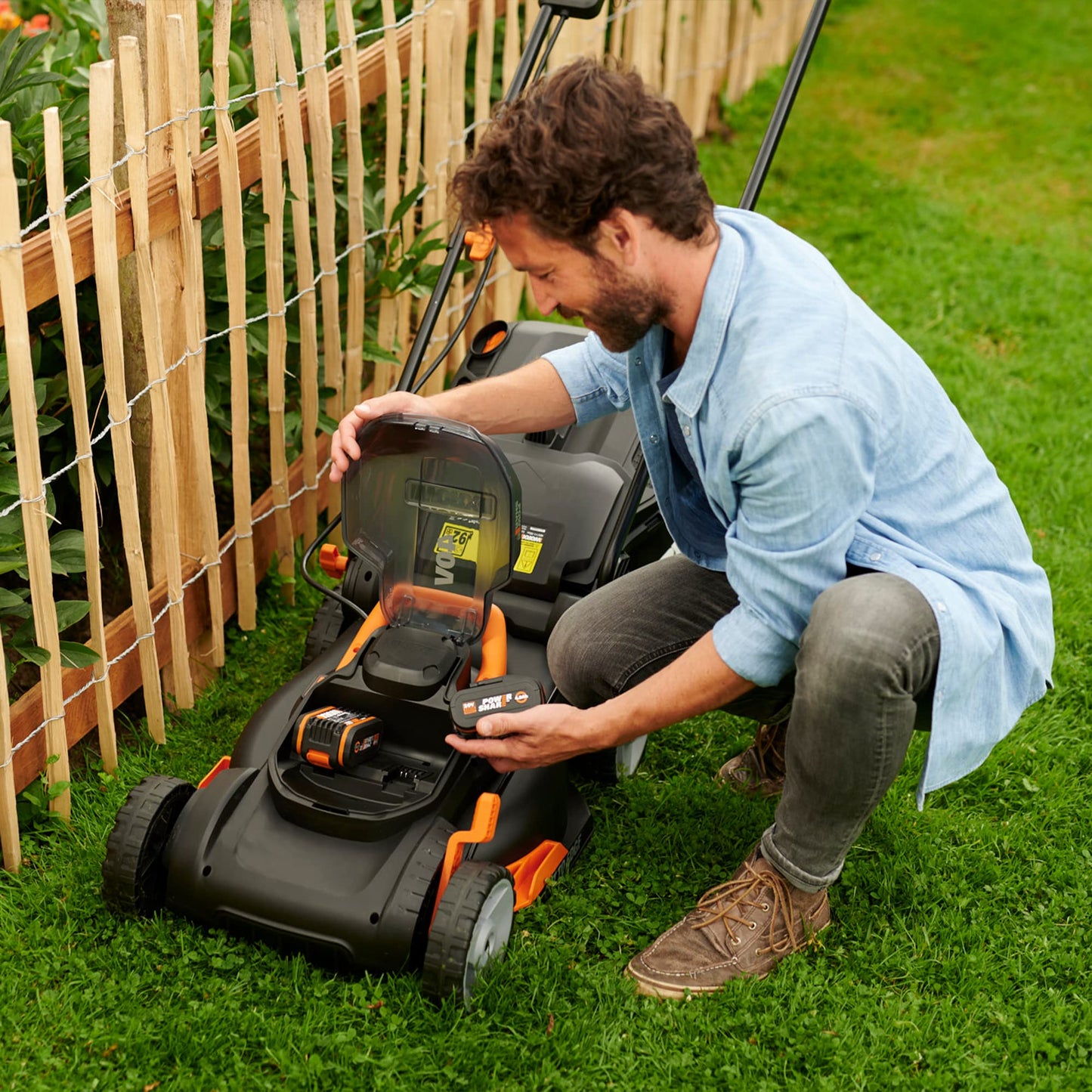 Worx WG779E.2 40V 34cm Cordless Lawnmower, ideal for Gardens up to 230㎡, Cut-to-Edge, striped Lawn Roller, foldable Handle, PowerShare, includes 2x 2.0Ah Batteries, Charger & 30L Grass collection bag
