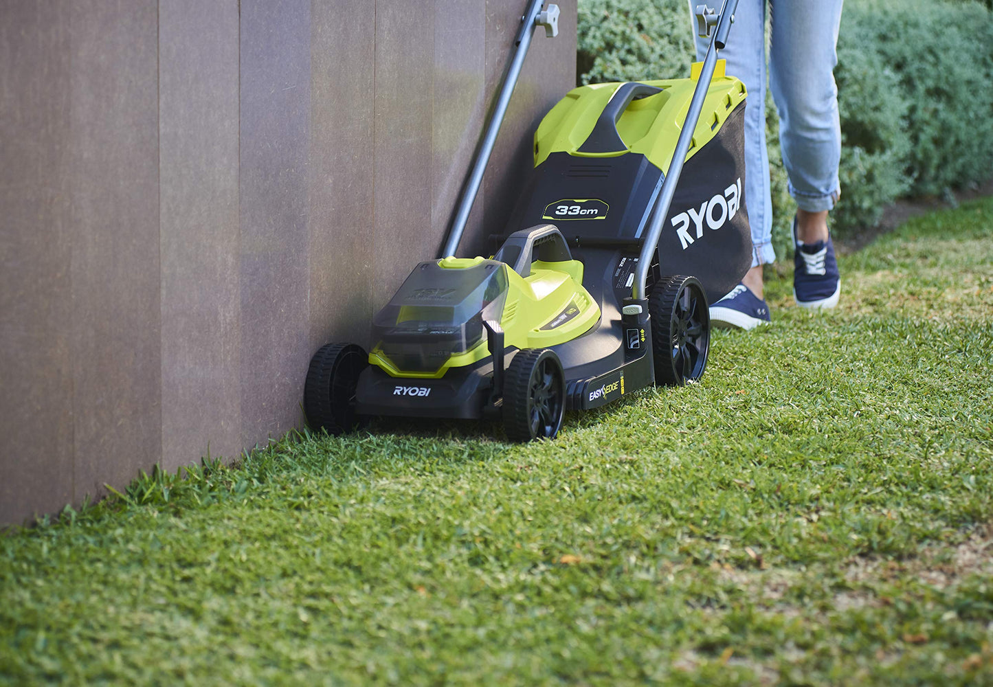 18V ONE+ Cordless Lawnmower and Grass Trimmer Twin Kit (1 x 4.0Ah)