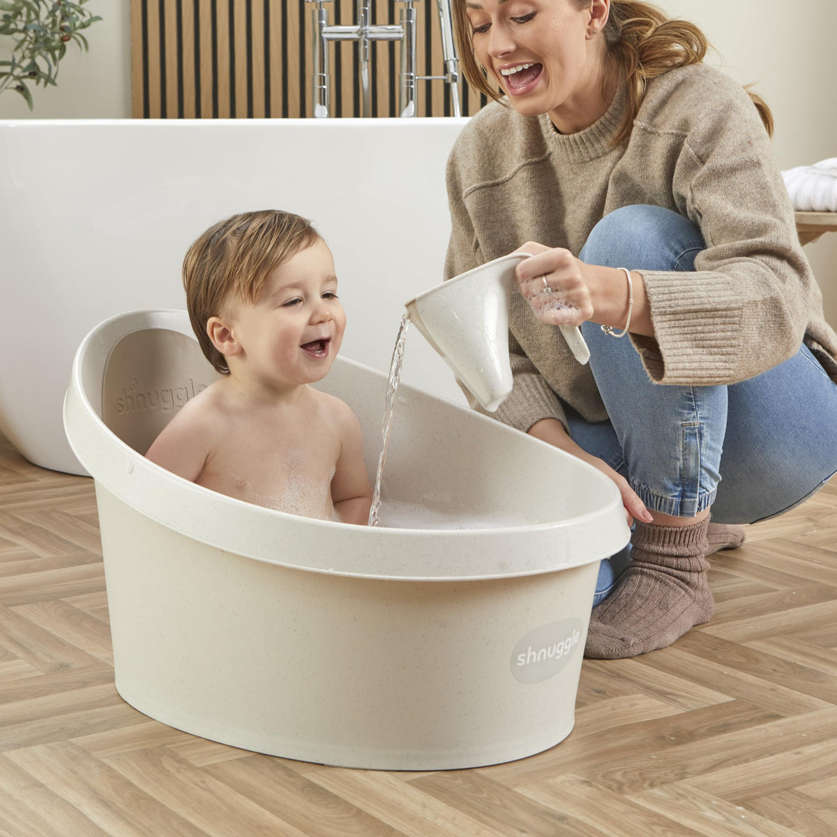 Shnuggle Baby Bath Rinse Cup, Soft Rim Shampoo Rinser and Hair Wash Jug, No Tears Design for Newborn and Toddler Bath Time, Easy Grip Handle, Gentle Washing Accessory, Suitable from Birth. Taupe.