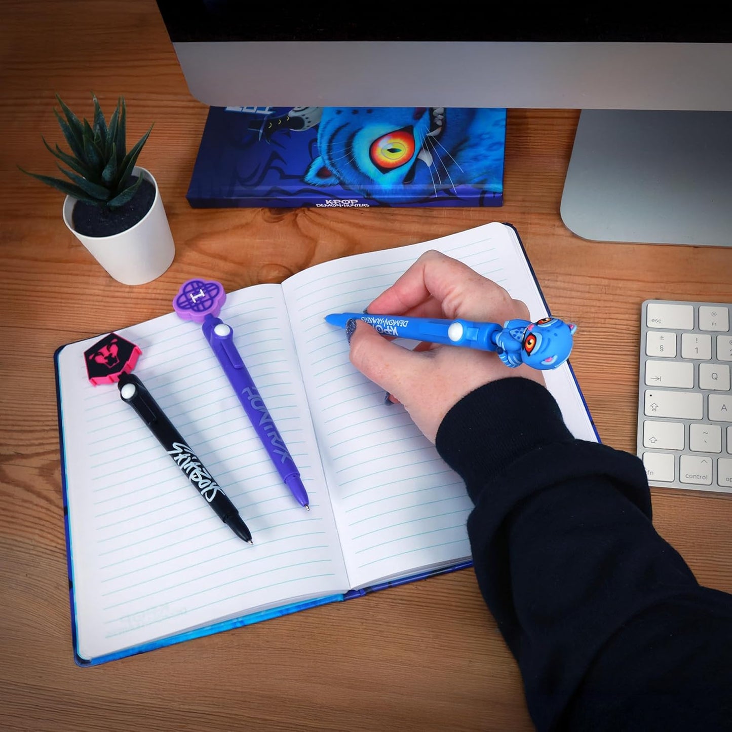 KPop Demon Hunters Fidget Pen Set (Pack of 3) – Official Merchandise – Saja Boys, Derpy & Huntr/x 18cm Black Ink Pens – Soft Touch Sensory Ball-Joint Fidget Toys – K-Pop Stationery Gift Set