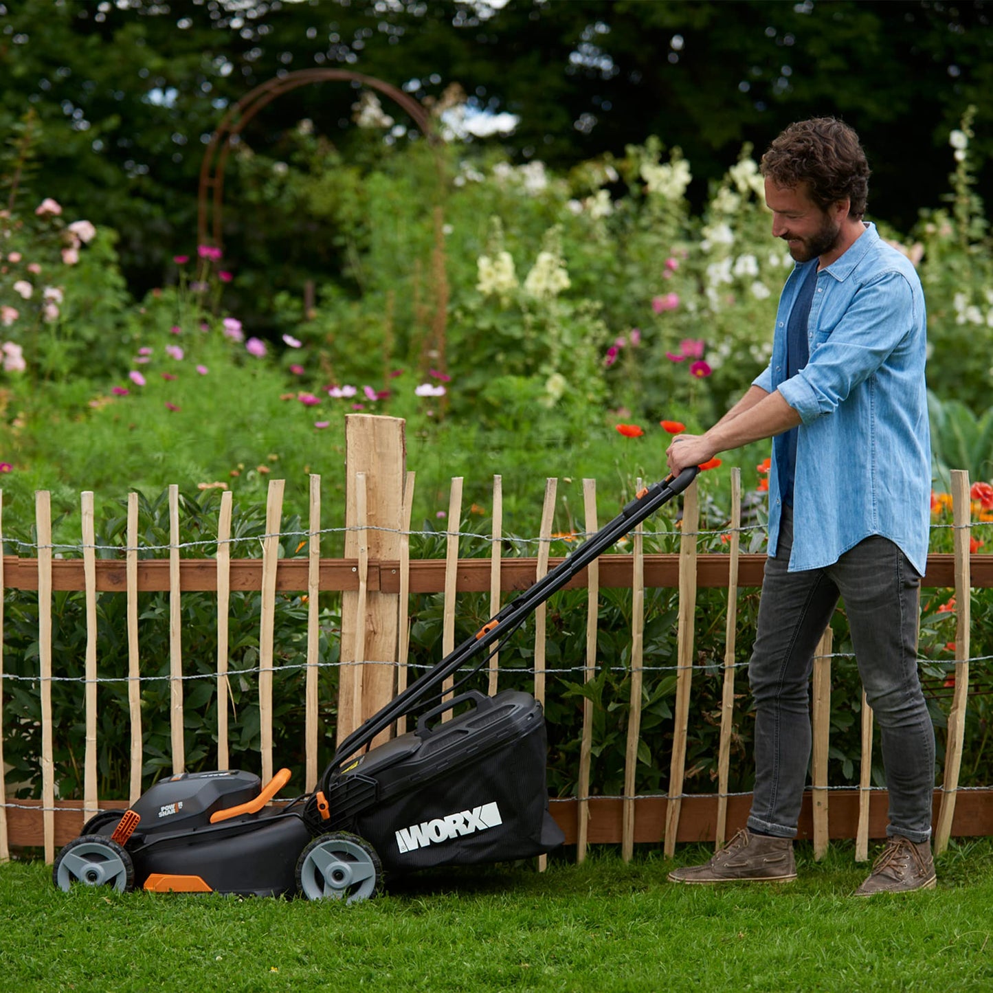 Worx WG779E.2 40V 34cm Cordless Lawnmower, ideal for Gardens up to 230㎡, Cut-to-Edge, striped Lawn Roller, foldable Handle, PowerShare, includes 2x 2.0Ah Batteries, Charger & 30L Grass collection bag