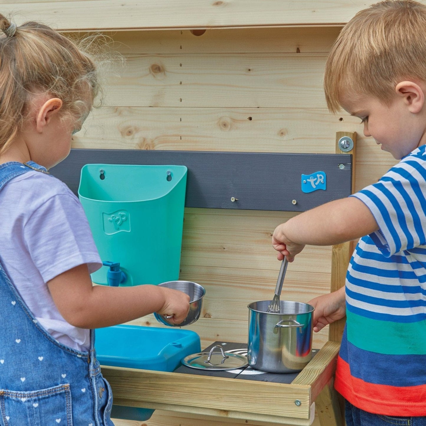 TP Toys, Early Fun Mud Kitchen Playhouse Accessory, Bolt on Mud Kitchen Attachement for a Playhouse, Includes Water Butt, Splash Tub, Pans, Mixing Whisk, Messy Play, 31 x 55 x 56 cm