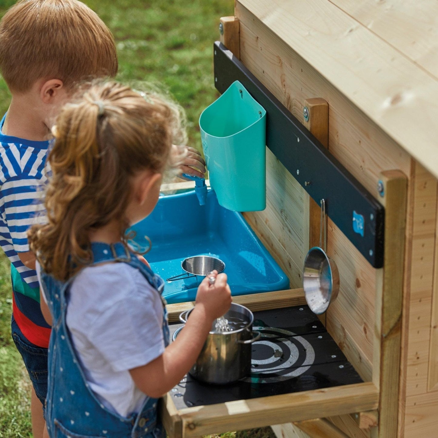 TP Toys, Early Fun Mud Kitchen Playhouse Accessory, Bolt on Mud Kitchen Attachement for a Playhouse, Includes Water Butt, Splash Tub, Pans, Mixing Whisk, Messy Play, 31 x 55 x 56 cm