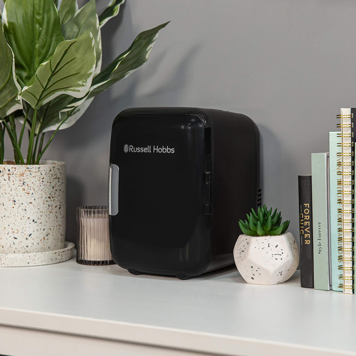 Russell Hobbs RH4CLR1001 4L/6 Can Portable Mini Cooler & Warmer for Drinks, Cosmetics/Makeup/Skincare, AC/DC Power, Retro Style, White, For Bedroom, Home, Caravan, Car
