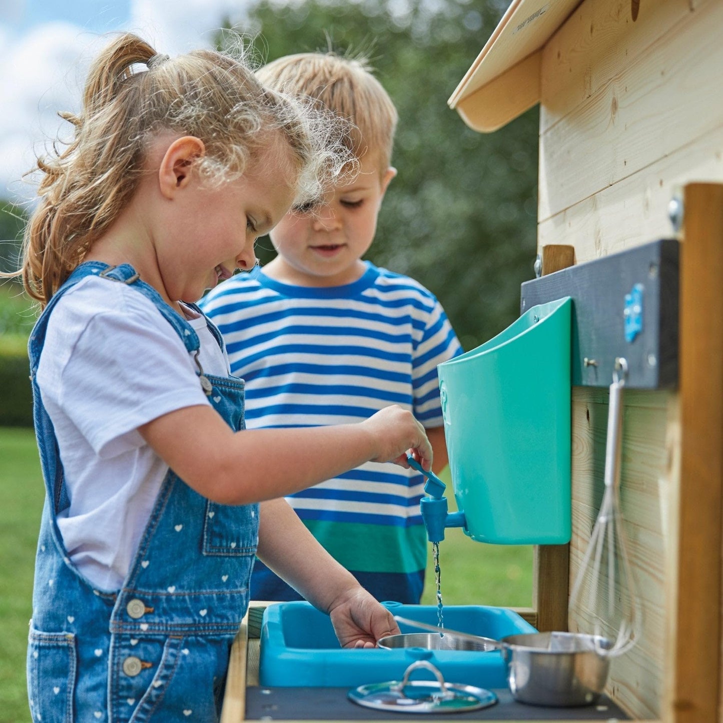 TP Toys, Early Fun Mud Kitchen Playhouse Accessory, Bolt on Mud Kitchen Attachement for a Playhouse, Includes Water Butt, Splash Tub, Pans, Mixing Whisk, Messy Play, 31 x 55 x 56 cm
