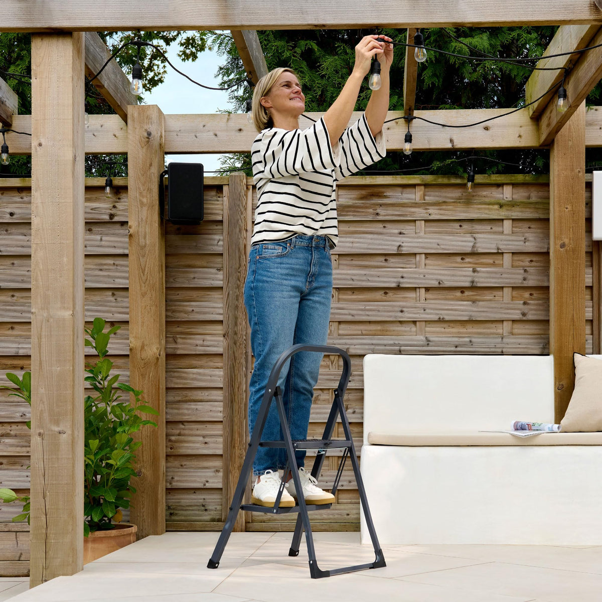 VonHaus 3 Step Ladder – Premium Quality Folding Step Ladder for DIY and Gardening - Anti Slip Feet, Easy to Store Ladder, 150KG Max Capacity - Durable Steel