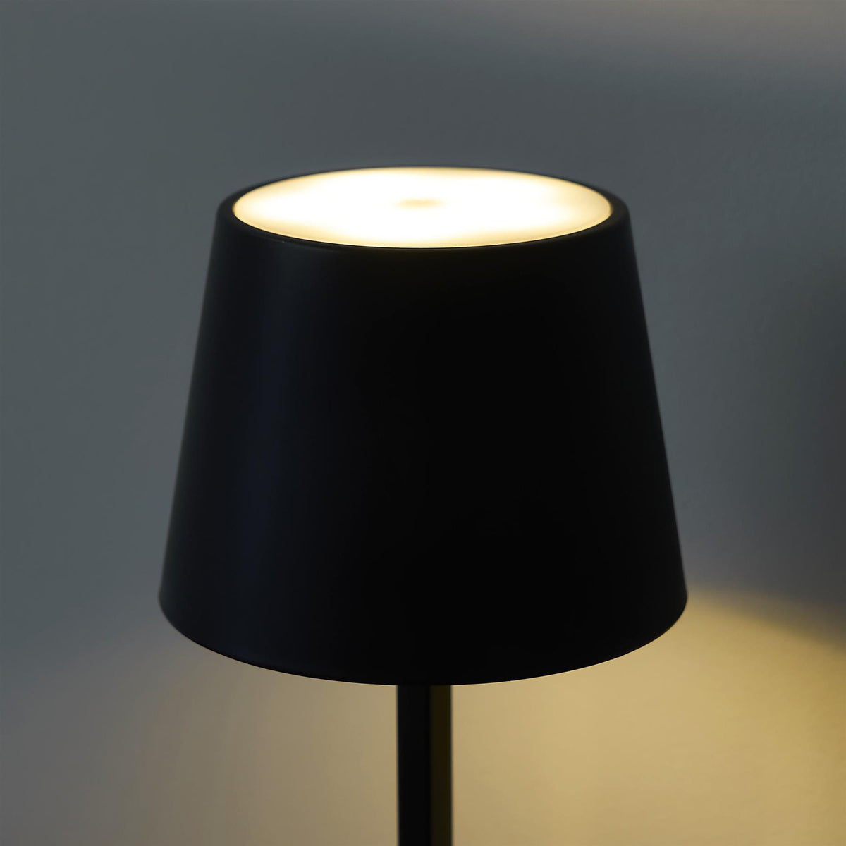 OHS Bedside Cordless Lamp LED Battery Operated Table Night Light